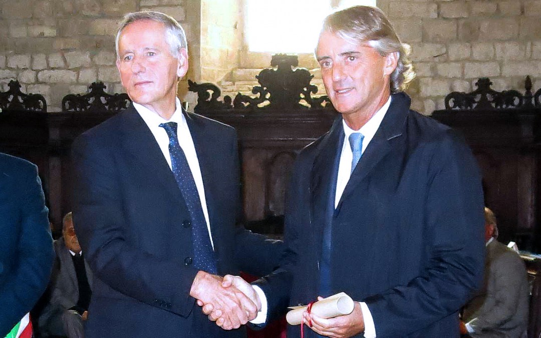 Roberto Mancini premiato dal Rettore Vilberto Stocchi