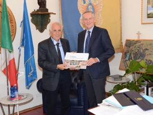 Il Presidente Anvur Stefano Fantoni riceve un omaggio dell'Università dal Rettore Vilberto Stocchi